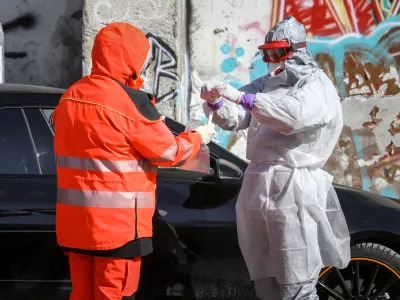 - Zdravstveni dom ZD Metelkova - vstopna točka za bolnike z ljubljanske regije - jemanje brisov - testiranje na koronavirus - za&scaron;čitna obleka - maske - 31.03.2020 - Koronavirus COVID-19 v Sloveniji - epidemija - ukrepi za preprečevanje &scaron;irjenja okužb s koronavirusom - ustavljeno javno in družabno življenje. //FOTO: Luka Cjuha