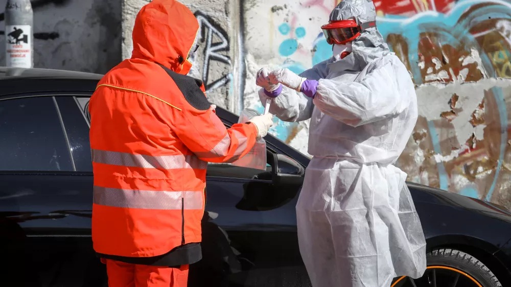 - Zdravstveni dom ZD Metelkova - vstopna točka za bolnike z ljubljanske regije - jemanje brisov - testiranje na koronavirus - za&scaron;čitna obleka - maske - 31.03.2020 - Koronavirus COVID-19 v Sloveniji - epidemija - ukrepi za preprečevanje &scaron;irjenja okužb s koronavirusom - ustavljeno javno in družabno življenje. //FOTO: Luka Cjuha