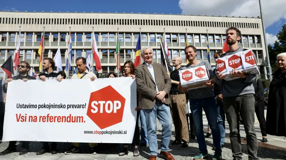 Vložitev podpisov za referendumpokojninska reforma