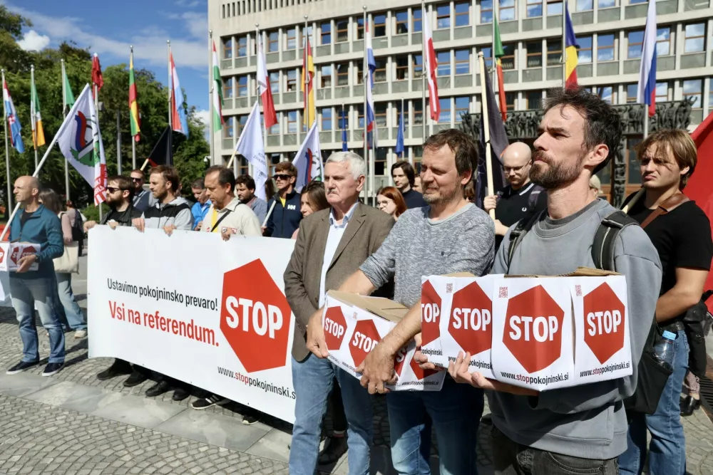 Vložitev podpisov za referendumpokojninska reforma