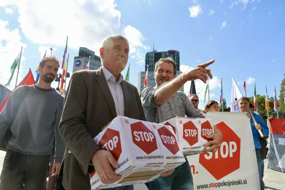Vložitev podpisov za referendumpokojninska reforma