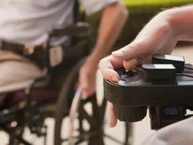 Pomoč pri mi&scaron;ični distrofijiZnanstveniki so prvič doslej s posegom v gene &ndash; s tako imenovanim genskim editiranjem &ndash; zdravili Duchennovo mi&scaron;ično distrofijo pri velikem sesalcu. Ocenjujejo, da je to velik korak za zdravljenje pri ljudeh, ki se soočajo s tem pojavom &ndash; izgubijo nadzor nad mi&scaron;icami in posledično moč, kar vodi do prezgodnje smrti. Z raziskavo, v katero so vključili pse, so znanstveniki obnovili nastajanje ključnega proteina, ki je glavni razlog za nastanek bolezni. Upajo, da bodo tehniko kmalu preizkusili na ljudeh.