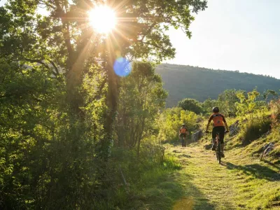 Jesensko vzdu&scaron;je s &scaron;umenjem listov in zvokom slapov naredi Krko posebno destinacijo, primerno tudi za kolesarjenje. F Nacionalni park Krka