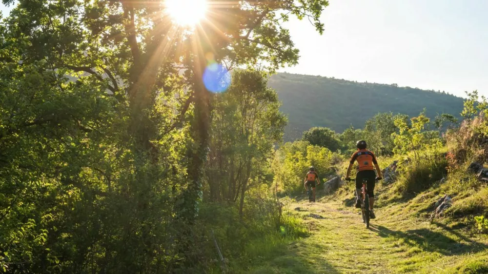 Jesensko vzdu&scaron;je s &scaron;umenjem listov in zvokom slapov naredi Krko posebno destinacijo, primerno tudi za kolesarjenje. F Nacionalni park Krka