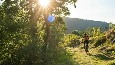 Jesensko vzdu&scaron;je s &scaron;umenjem listov in zvokom slapov naredi Krko posebno destinacijo, primerno tudi za kolesarjenje. F Nacionalni park Krka