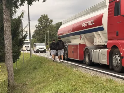 Otroci na &scaron;olski poti ostajajo brez pločnika