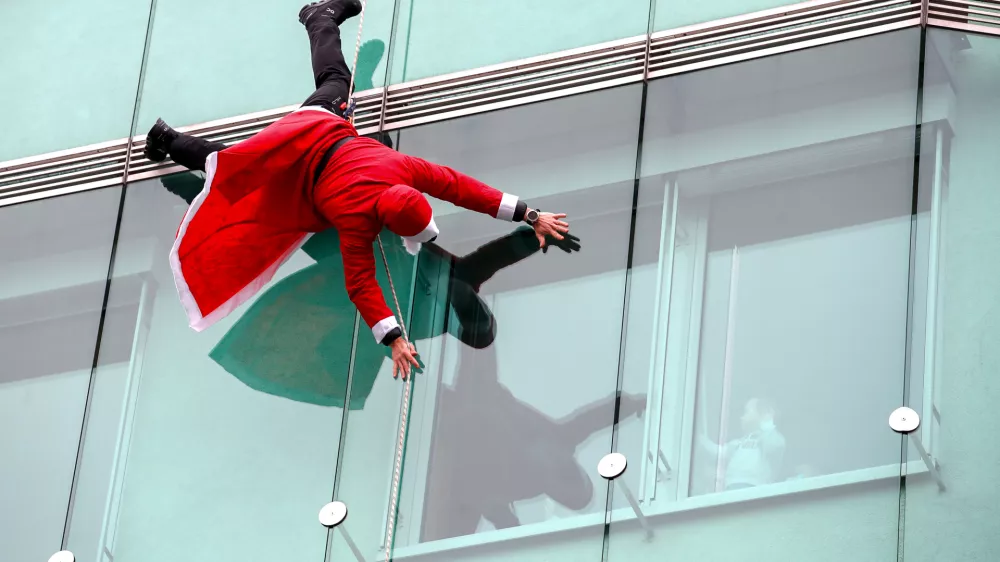 - 22.12.2021 - Pediatrična klinika - Tradicionalni spust Božičkov s strehe po zunanji strani Pediatrične klinike UKC v Ljubljani - božiček - božički //FOTO: Luka Cjuha