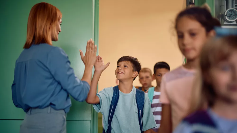 Skoraj vsakdo je imel priložnost spoznati učitelja, ki ga je spodbujal na poti. / Foto: Istock