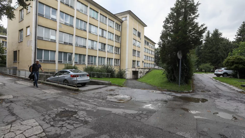 Bolni&scaron;nica dr. Petra Držaja: Voja&scaron;ko-civilni prizidek naj bi končali leta 2028