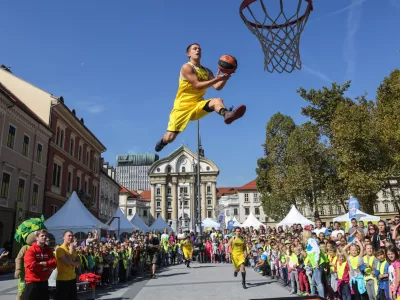 ulična ko&scaron;arka - 23.09.2016 - Olimpijski festival na Kongresnem trgu - &scaron;portni dogodek na katerem se je predstavilo več kot 34 različnih &scaron;portnih izzivov v družbi vrhunskih &scaron;portnikov z namenom vključevanje mladih in otrok v &scaron;portne dejavnosti.//FOTO: Luka Cjuha