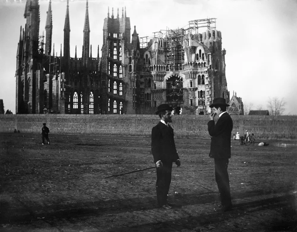 Pred baziliko Sagrada Fam&iacute;lia leta 1905 / Foto: wikipedija