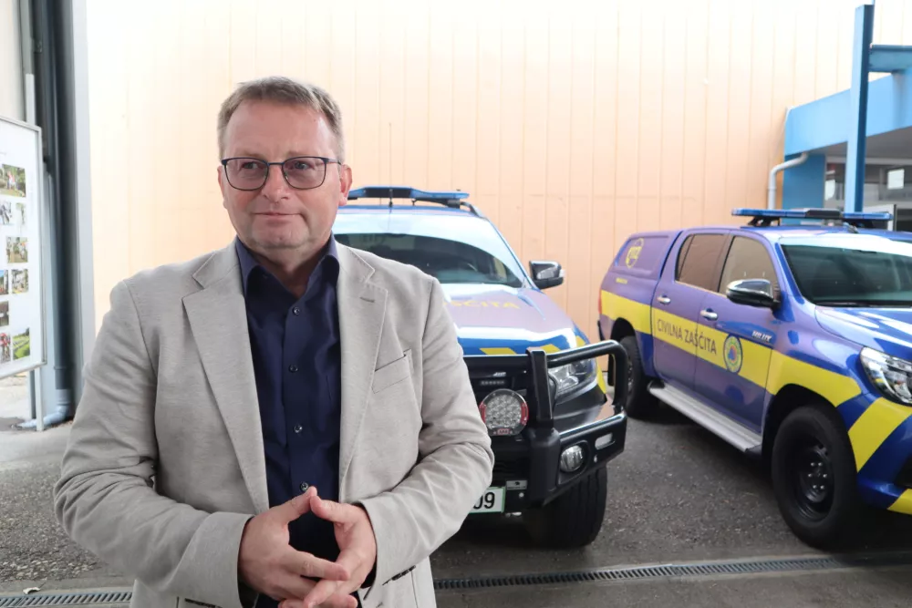 Gornja Radgona, Pomurski sejem.Generalni direktor Uprave za zascito in resevanje Leon Behin je po prvem javnem testiranju sistema za mnozicno obvescanje in alarmiranje SI-Alarm ob robu sejma Sobra v Gornji Radgoni poudaril, da se cakajo pojasnila operaterja, zakaj nekateri sporocil niso dobili.