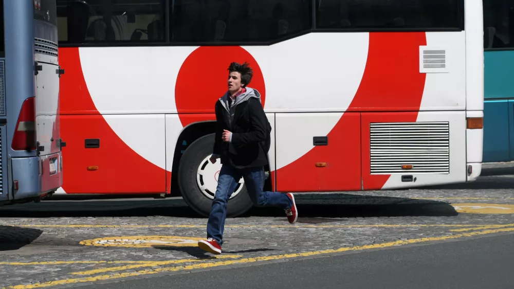 Avtobusna postaja Ljubljana - &scaron;tudenti - zamujanje - zamuda - avtobusni prevoznik Veolia//FOTO: Jaka Gasar
