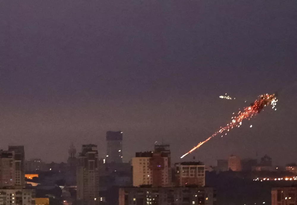 An explosion of a missile in the sky over the city during a Russian missile and drone strike, amid Russia's attack on Ukraine, in Kyiv, Ukraine September 28, 2025. REUTERS/Vladyslav Sodel