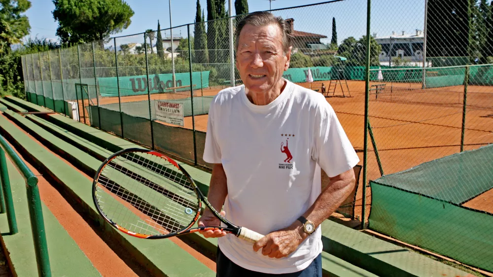 - 21.09.2015 - Nikola Pilić, nekdanji hrva&scaron;ki tenisač - finalist OP Francije (1973), ki je po koncu kariere deloval kot trener in postal prvi kapetan, ki je osvojil Davisov pokal s tremi različnimi državami, Nemčijo v letih 1988, 1989 in 1993, Hrva&scaron;ko leta 2005 ter Srbijo leta 2010. - nekdanji trener Novaka Đokovića, //FOTO: Tomaž Skale