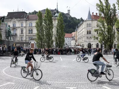 - 14.06.2024 - začetek 3. etape Dirke po Sloveniji bo pospremila predstavitev prestolnice z nastopi akrobatov na kolesih, ki bodo izvajali atraktivne točke na Pre&scaron;ernovem trgu, Ljubljanskem gradu in Nebotičniku //FOTO: Jaka Gasar