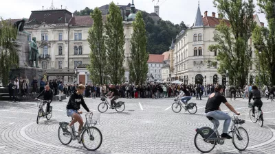 - 14.06.2024 - začetek 3. etape Dirke po Sloveniji bo pospremila predstavitev prestolnice z nastopi akrobatov na kolesih, ki bodo izvajali atraktivne točke na Pre&scaron;ernovem trgu, Ljubljanskem gradu in Nebotičniku //FOTO: Jaka Gasar