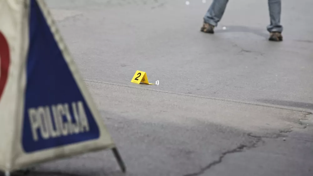 - Sketova ulica v Ljubljani - streljanje - policisti niso izsledili oseb, so pa zavarovali sledi, ki kažejo na to, da je bilo uporabljeno strelno orožje, /FOTO: Luka Cjuha