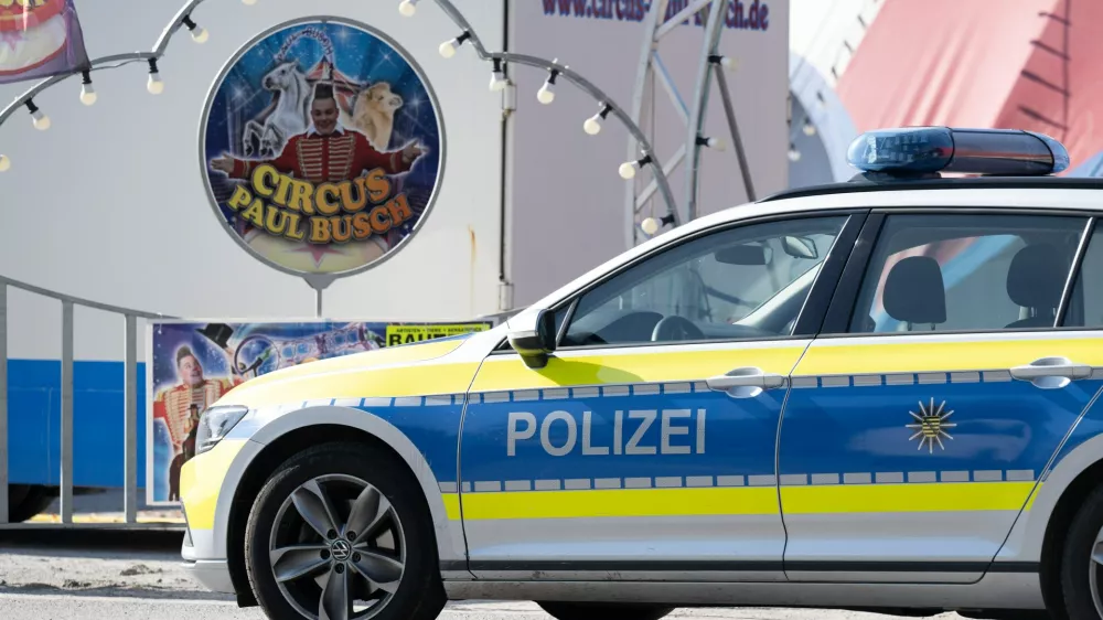 28 September 2025, Saxony, Bautzen: A police vehicle is parked in front of the Circus Paul Busch tent on Schuetzenplatz. An artist has died in an accident during a circus performance. Photo: Sebastian Kahnert/dpa