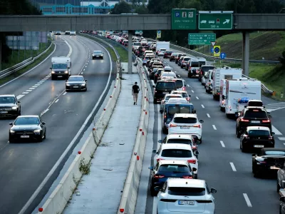 Zastoj na avtocesti pred predorom Karavanke v smeri proti Avstriji.