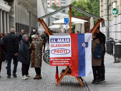 08.05.2025 - SDS, stojnica, referendum, glasuj proti, pokojninaFoto: Tomaž Skale 