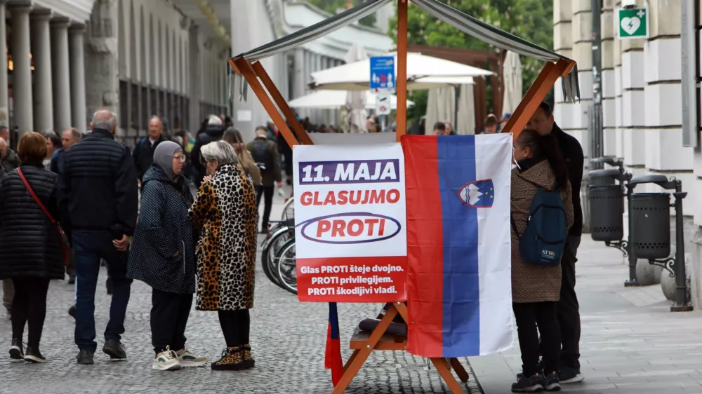 08.05.2025 - SDS, stojnica, referendum, glasuj proti, pokojninaFoto: Tomaž Skale 
