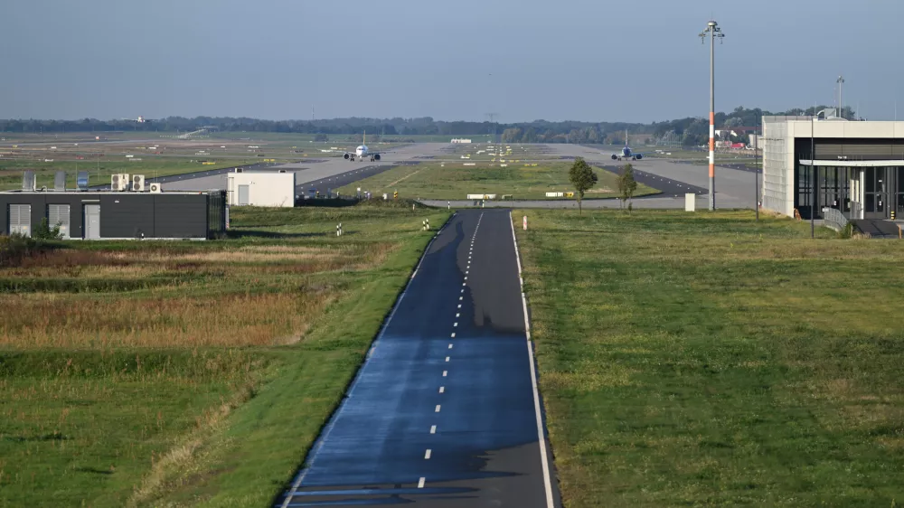28 September 2025, Brandenburg, Schoenefeld: aThe BER airport in Schoenefeld. Drones have paralyzed airports in Denmark for hours. The German Minister of the Interior wants to significantly expand the powers of the German Armed Forces in the fight against illegal drone overflights.An aircraft stands on the grounds of BER Airport in Schoenefeld. Drones have paralyzed airports in Denmark for hours. The Federal Minister of the Interior wants to significantly expand the powers of the German Armed Forces in the fight against illegal drone overflights. Photo: Annette Riedl/dpa