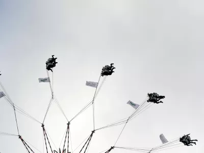27 September 2025, Bavaria, Munich: Visitors ride a giant chain carousel at the 190th Oktoberfest beer festival in Munich. Photo: Felix H&ouml;rhager/dpa
