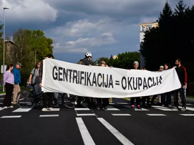 29.09.2025 Protest prebivalcev Savskega naselja na Linhartovi censti - Civilna iniciativa Savsko naselje in PLAC - Participativna Ljubljanska Avtonomna Cona - protestni shod Savčank in Savčanov, pa tudi drugih enakomislečih some&scaron;čanov. FotoNik Erik Neubauer