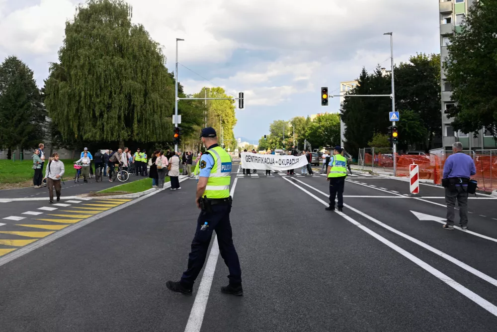 29.09.2025 Protest prebivalcev Savskega naselja na Linhartovi censti - Civilna iniciativa Savsko naselje in PLAC - Participativna Ljubljanska Avtonomna Cona - protestni shod Savčank in Savčanov, pa tudi drugih enakomislečih some&scaron;čanov. FotoNik Erik Neubauer