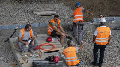 železniška postaja Ljubljanadelavcivarnost pri delu29.08.2025 - Ozelenjevanju nadstrešnic nad železniškimi peroni - gradbišče - gradnja glavne železniške postaja LjubljanaFoto: Nik Erik Neubauer 