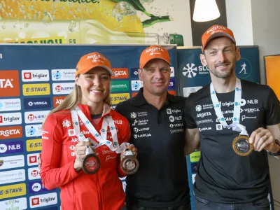 Ana Marija Lampič, Jakov Fak in slovenski biatlonski trener Janez Marič26.3.2025 - Biatlon - novinarska konferenca Jakova Faka in Anamarije Lampič po koncu leto&scaron;nje sezone svetovnega pokala.Foto: Luka Cjuha