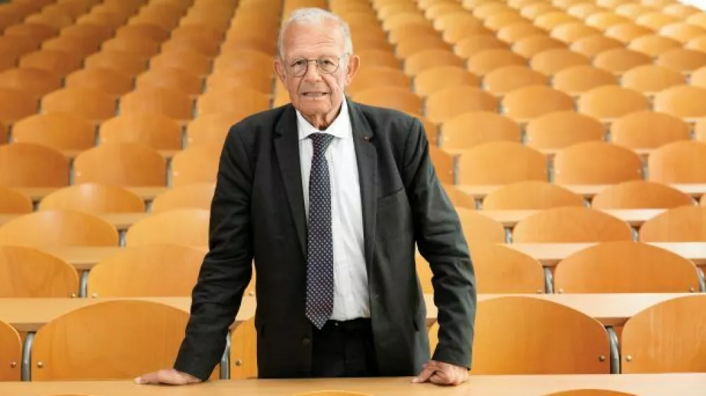 Alain Pellet, profesor in odvetnik ter dolgoletni odvetnik na Meddržavnem sodi&scaron;ču v Haagu, kjer med drugim zastopa interese Palestine v raznih postopkih proti Izraelu.Alain Pellet je francoski pravnik, ki poučuje mednarodno pravo in mednarodno gospodarsko pravo na Universit&eacute; de Paris Ouest - Nanterre La D&eacute;fense.