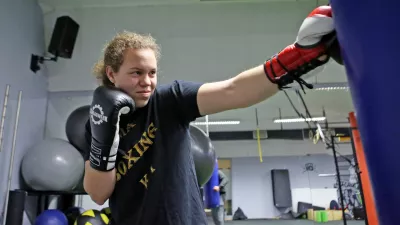 - 20.11.2017 - najboljša slovenska boksarka Ema Kozin si je po naslovu svetovne prvakinje srednje kategorije po verziji WBU priborila še naslova po verzijah WBC in WBF. //FOTO: Tomaž Skale