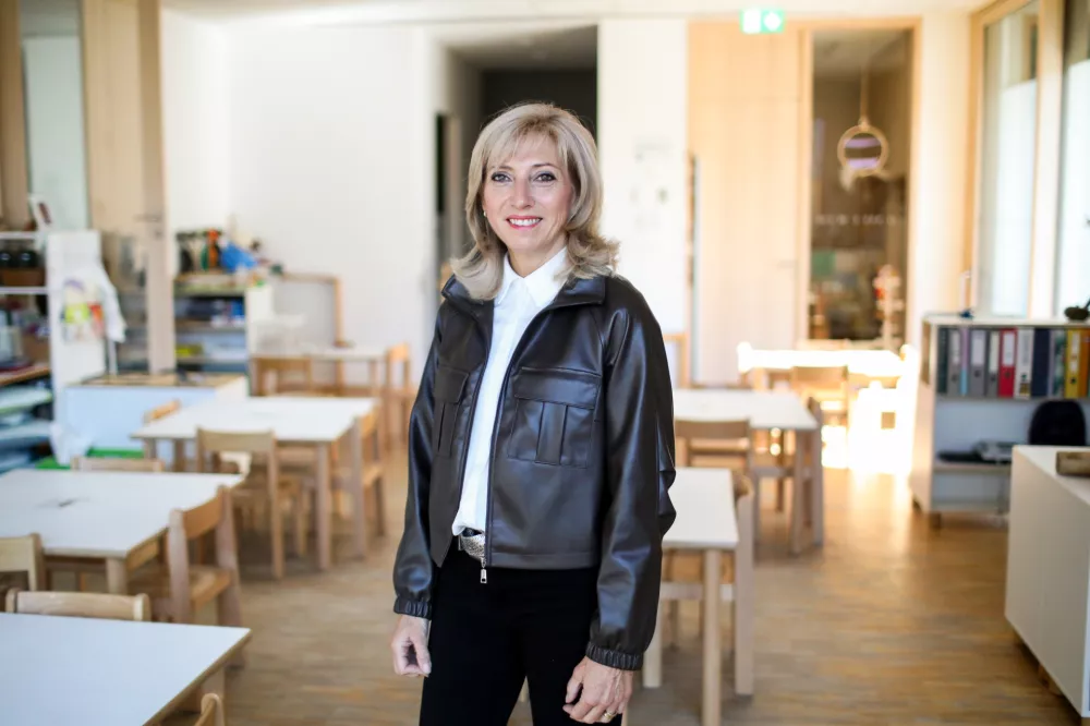 - Janja Bogataj, ravnateljica, leto&scaron;nja dobitnica nagrade za življensko delo na področju vzgoje in izobraževanja.- 03.10.2025. - Vrtec Kamnitnik, &Scaron;kofja Loka.//FOTO: Bojan Velikonja