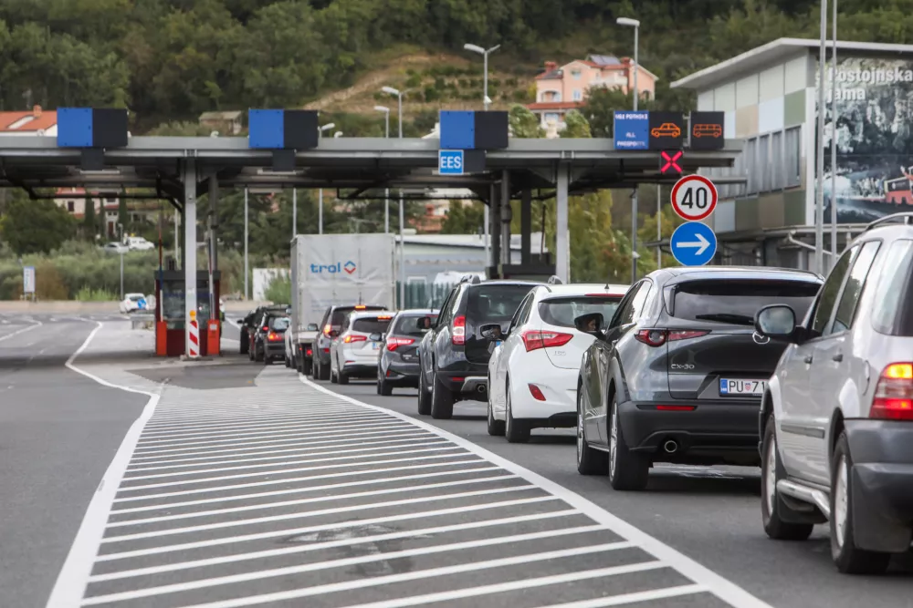 - kolona na meji- mejni prehod Dragonja - slovensko-hrva&scaron;ka meja- policija izvaja selektivni nadzor za vse, ki vstapojo iz Hrva&scaron;ke. - 2110.2023 &ndash; ponovni začasni nadzor na mejnih prehodih - uvedba deset dnevnega nadzora na mejah s Hrva&scaron;ko in Madžarsko - 12 kontrolnih točk na hrva&scaron;ki in dve na madžarski meji - //FOTO: Bojan Velikonja / Foto: Bojan Velikonja