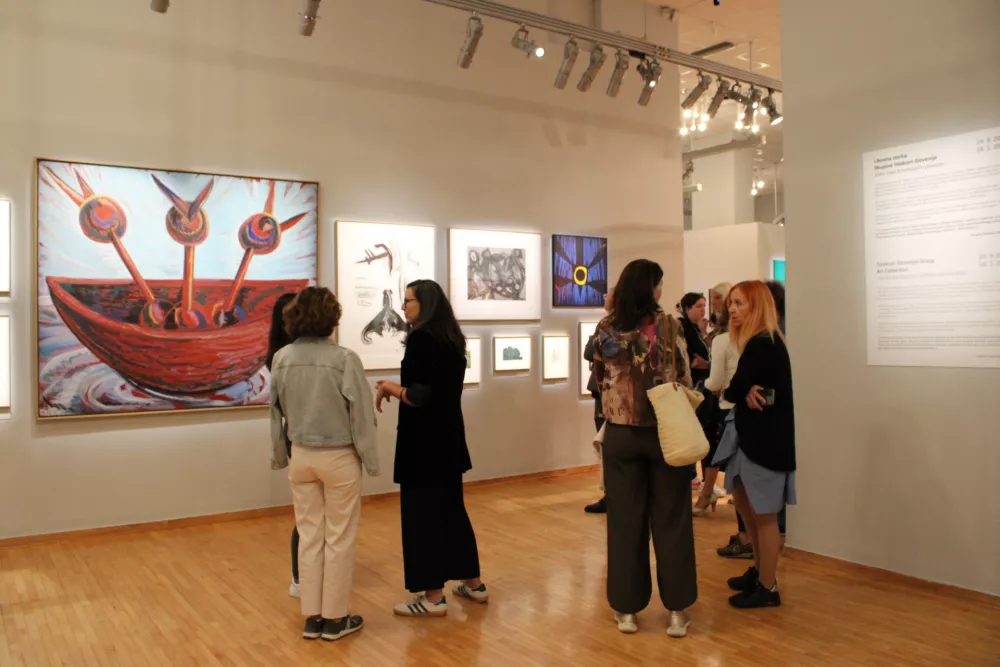 V pisarnah skrite slike na razstavo