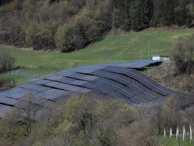 3.4.2025 - Sončna elektrarna - Svibno - vas Počakovo - sončna elektrarna na kmetijskem zemlji&scaron;čuFoto: Luka Cjuha