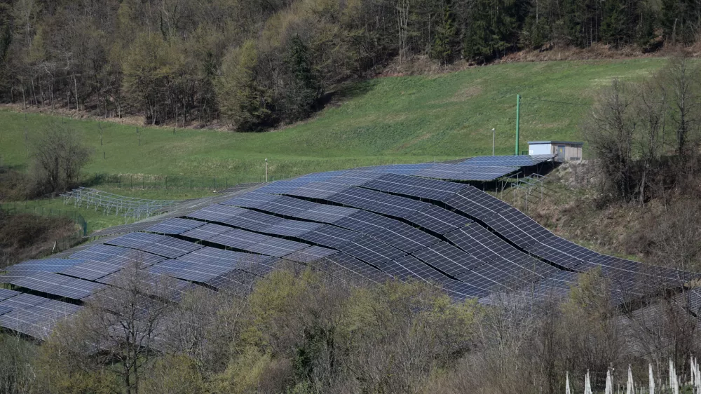 3.4.2025 - Sončna elektrarna - Svibno - vas Počakovo - sončna elektrarna na kmetijskem zemlji&scaron;čuFoto: Luka Cjuha