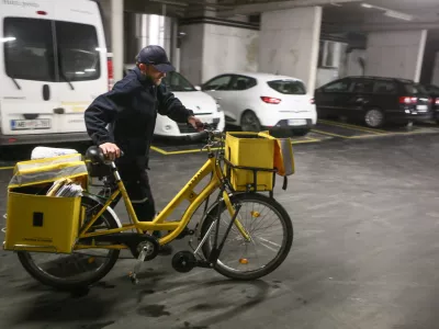 - 13.04.2018 - Tomaž Osolnik, po&scaron;tar - pismono&scaron;a na kolesu &ndash; Po&scaron;ta  //FOTO: Luka Cjuha.