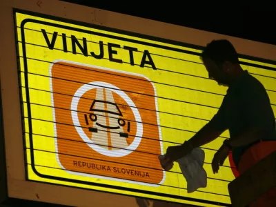 Uvedba vinjet, polnoči, 01-07-2008, - tabla - od 1. julija 2008 - vinjete - nov sistem cestninjenja na vseh cestninskih cestah po Sloveniji - avtocestne vinjete za osebna vozila na slovenskih avtocestah - - cena polletne vinjete je 35 evrov, za letno pa bo treba od&scaron;teti 55 evrov. Vozniki motornih koles pa bodo morali za polletno vinjeto od&scaron;teti 17,50 evra in za letno 27,50 evra//FOTO: Jaka AdamičOPOMBA: ZA OBJAVO V ČASOPISU DNEVNIK