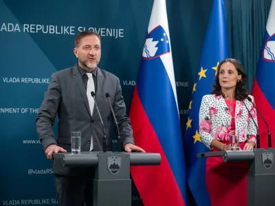 Neto plače znižali, napako bi popravljali z božičnico