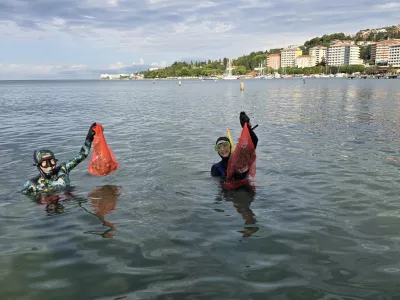 Piran.V akcijah ciscenja morskega dna ob portoroski in lucijski plazi, ki jih v poletni sezoni izvajajo vsaka dva tedna, so zbrali vec kot 400 kilogramov odpadkov. V Okolju Piran opozarjajo, da odpadki ogrozajo tako plavalce kot tudi morske organizme.