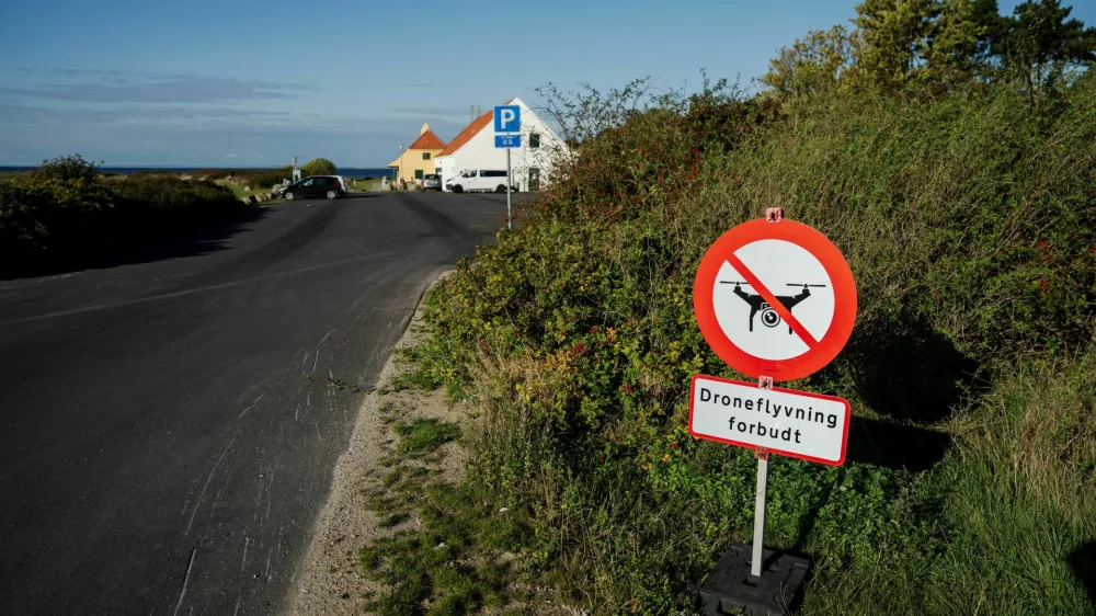 A sign reads "Drone flying prohibited" on a road as all of Denmark's airspace is temporarily closed for civil drone flying after several incidents of suspicious drone activity, in Halsskov, Denmark September 30, 2025. Ritzau Scanpix/Mads Claus Rasmussen via REUTERS  ATTENTION EDITORS - THIS IMAGE WAS PROVIDED BY A THIRD PARTY. DENMARK OUT. NO COMMERCIAL OR EDITORIAL SALES IN DENMARK.
