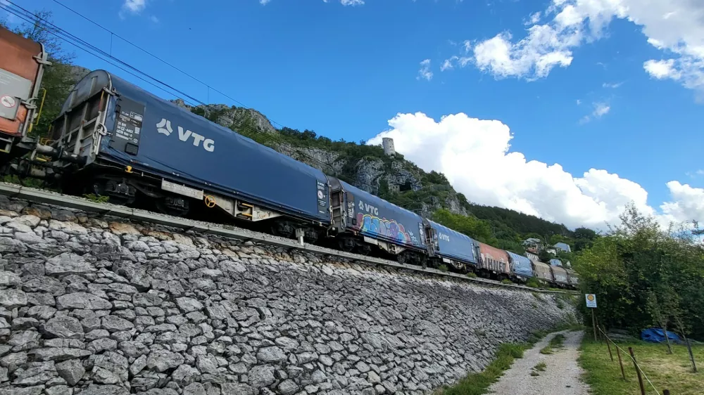 Podpeč, proga Koper-Pre&scaron;nica iz leta 1967 (Koper-Divača), sedanji tir  / Foto: Katja Gle&scaron;čič 
