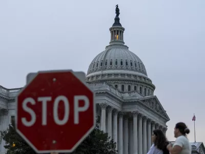 30 September 2025, US, Washington: The US Capitol in Washington can be seen behind a stop sign. Democrats and Republicans in the US Congress failed to agree on a federal budget for the new fiscal year by Wednesday, leaving government agencies without funding and forcing a shutdown. Photo: Mehmet Eser/ZUMA Press Wire/dpa