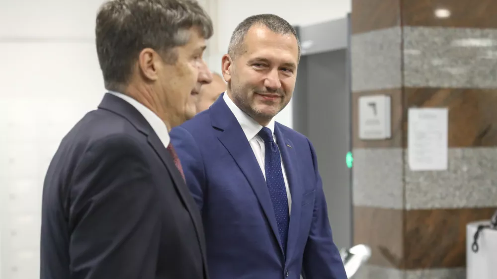 Borut Sajovic minister za obrambo in Damir Črnčec8.10.2024 - prihod novoimenovanega ministra za obrambo Boruta Sajovica pred ministrstvo za obrambo in sprejem z voja&scaron;kimi častmi - ministrstvo za obramboFOTO: Luka Cjuha