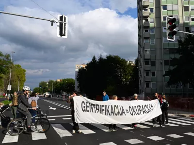 29.09.2025 Protest prebivalcev Savskega naselja na Linhartovi censti - Civilna iniciativa Savsko naselje in PLAC - Participativna Ljubljanska Avtonomna Cona - protestni shod Savčank in Savčanov, pa tudi drugih enakomislečih some&scaron;čanov. FotoNik Erik Neubauer