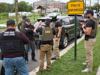 Federal Agents, several with Enforcement and Removal Operations (ERO), a part of U.S. Immigration and Customs Enforcement (ICE), regroup before heading out on an operation, Monday, Sept. 29, 2025, in a residential neighborhood in northwest Washington. (AP Photo/Jacquelyn Martin) / Foto: Jacquelyn Martin