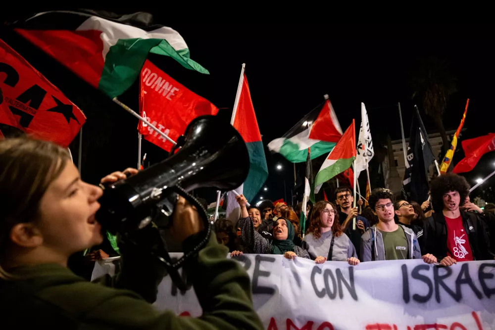 01 October 2025, Italy, Rome: Thousands of citizens react to the Israeli Navy's blockade of the Global Sumud Flotilla boats, taking to the streets to protest the Italian government and Prime Minister Giorgia Meloni's failure to support the flotilla. In protest, a general strike is called for October 3rd. Protesters try to reach Palazzo Chigi, office of the Prime Minister, but police block the road. Photo: Marco Di Gianvito/ZUMA Press Wire/dpa